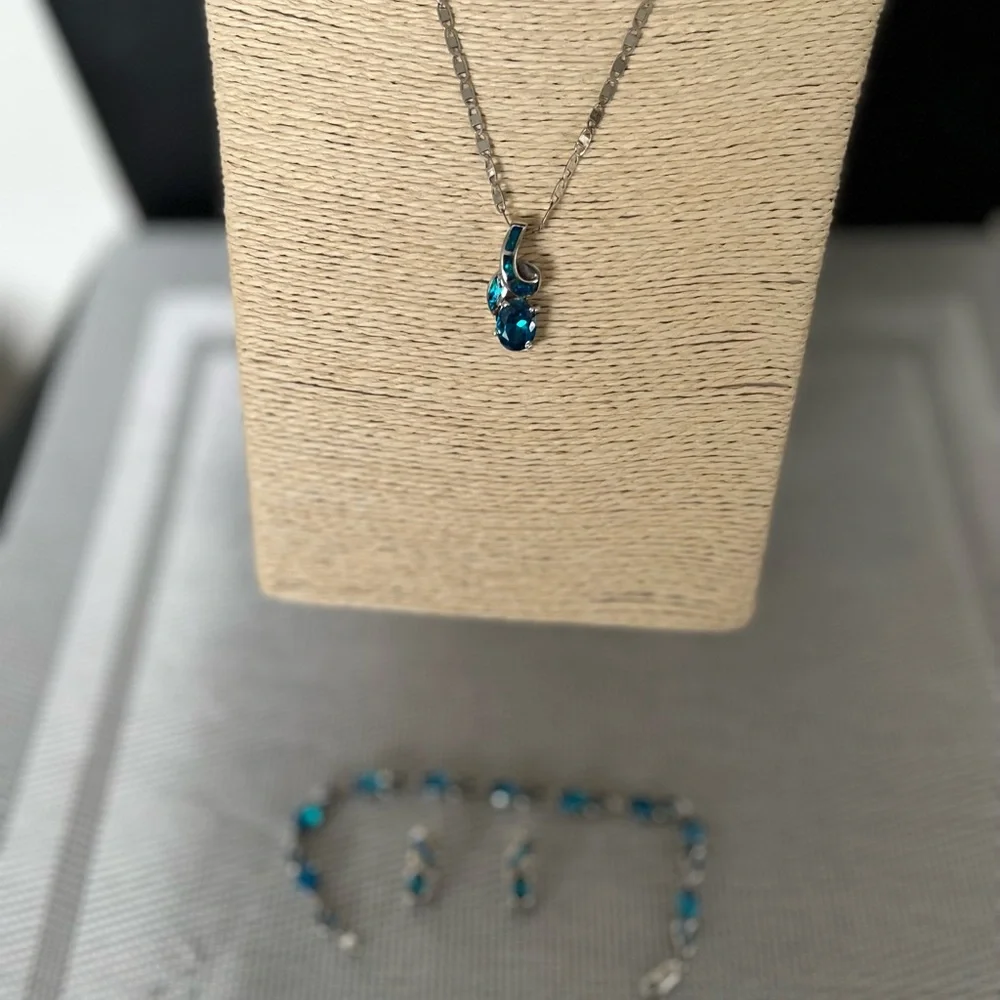 LOVED AUTHENTIC LONDON BLUE TOPAZ STONE/BLUE FIRE OPAL STERLING SILVER NECKLACE